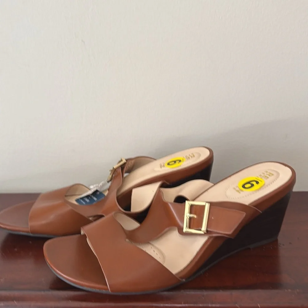Kenneth Cole Reaction tan wedge sandal in size 9